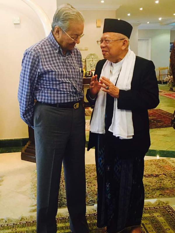 Bakal calon Wakil Presiden Kiai Ma'ruf Amin, bertemu dengan PM Malaysia, Mahathir Mohamad di Kuala Lumpur, Sabtu (8/9). Kunjungan dalam rangka silaturahmi disela-sela kegiatan Ma'ruf menghadiri acara di Kuala Lumpur. (Liputan6.com/Pool/Tim KH Ma'ruf Amin)