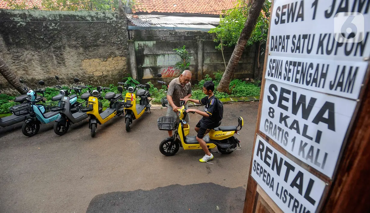 Seiring perkembangan tren sepeda listrik yang mulai banyak digemari di masyarakat, bisnis penyewaan sepeda listrik menjamur beberapa bulan belakangan ini. (merdeka.com/Arie Basuki)