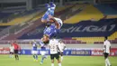 Persib Bandung berhasil mengalahkan Persipura Jayapura 3-0 dalam laga pekan ke-10 BRI Liga 1 2021/2022, Sabtu (30/10/2021). Dengan hasil ini Persib yang sama-sama mengoleksi 22 poin namun unggul selisih gol menggusur Bhayangkara FC dari puncak klasemen. (Bola.com/Bagaskara Lazuardi)