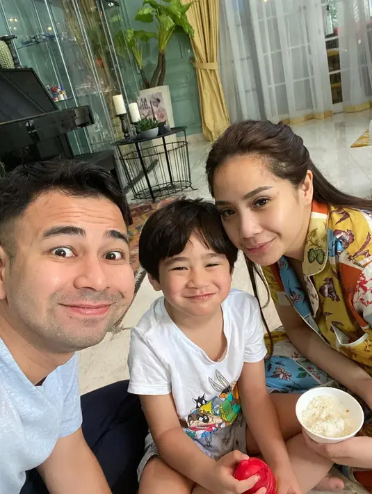 "Kan dulu anak gue masih dua tahun belum ngerti apa-apa, semua berubah saat Rafathar umur tiga tahun dan udah bisa nanya gue malu," tutur Raffi Ahmad. (Instagram/raffinagita1717)