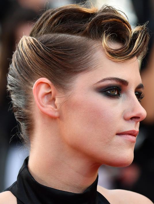 Aktris dan juri Kristen Stewart berpose saat menghadiri pemutaran film "Todos Lo Saben (Everybody Knows)" dan pembukaan festival film internasional ke-71, Cannes, Prancis, (8/5). (AFP Photo/Alberto Pizzoli)