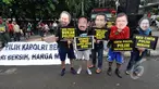 Massa dari Koalisi Untuk Reformasi Polri melakukan aksi simpatik "Pilih Kapolri Bersih" saat Car Free Day, Jakarta, Minggu (18/1/ 2015). (Liputan6.com/Miftahul Hayat)