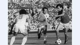 1. Michel Platini. Bintang Prancis ini menempati peringkat teratas daftar pencetak gol terbanyak Piala Eropa. Platini mencetak 9 gol dalam 5 partai di Piala Eropa 1984. (AFP)  