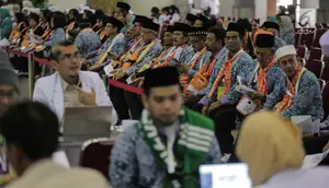 Calon jemaah haji kloter pertama mengantre saat melakukan kelengkapan administrasi di Asrama Haji, Jakarta, Sabtu (6/7/2019). Pengecekan kelengkapan administrasi berupa cek kesehatan, foto biometrik dan sidik jari untuk keperluan imigrasi di embarkasi. (Liputan6.com/Faizal Fanani)