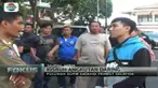 Pengemudi ojek online di Salatiga, Jawa Tengah ini diserahkan oleh ratusan sopir angkot ke kantor Pemkot. Apa sebabnya?