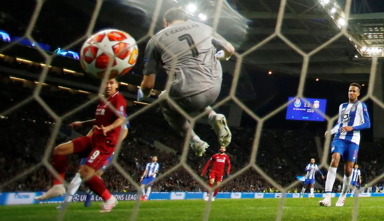Penyerang Liverpool, Roberto Firmino berhasil mencetak gol ke gawang FC Porto pada leg kedua perempat final Liga Champions 2018/2019 di Estadio do Dragao, Rabu (17/4). Liverpool memastikan lolos ke babak semifinal Liga Champions setelah membantai FC Porto 4-1. (Reuters/Andrew Boyers )