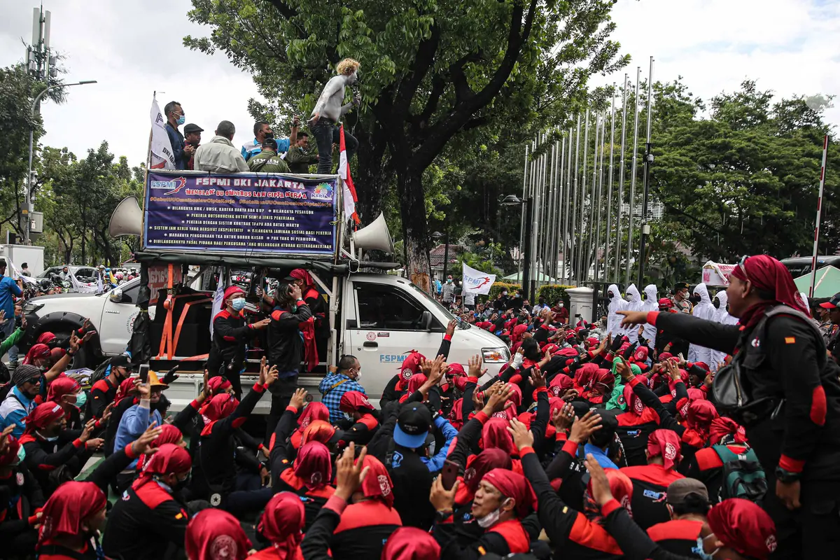 FOTO: Ratusan Buruh Geruduk Balai Kota DKI Jakarta