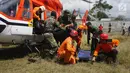 Tim gabungan evakuasi pendaki Gunung Rinjani membawa kantung jenazah saat tiba di Kantor Kecamatan Sembalun, Lombok Timur, NTB, Selasa (31/7). Tiga pendaki yang berhasil dievakuasi berada dalam kondisi selamat. (Liputan6.com/HO/Pendam Udayana)