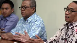 Sugianto Simanjutak (kanan) saat memberikan keterangan pers terkait kasus Bambang Widjojanto, Gedung YLBHI, Jakarta, Jumat (13/2/2015). Ia mendesak Peradi mengambil alih penanganan kasus BW dari kepolisian,(Liputan6.com/Faizal Fanani)