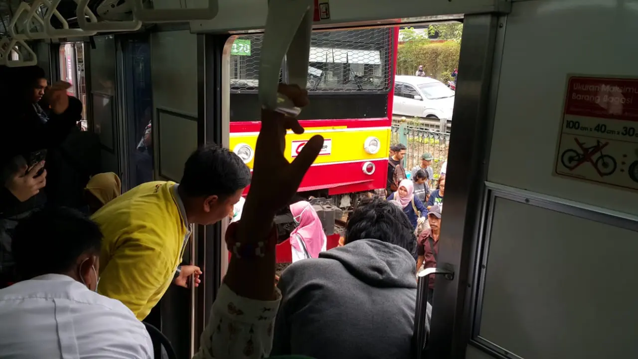 KRL Anjlok