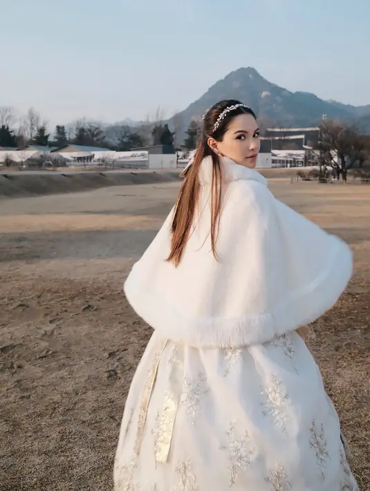 Tampilannya makin terlihat seperti princess di musim dingin dengan coat berbulu warna putih [@alyssadaguise]