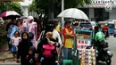 Pedagang tahu gejrot memanfaatkan libur tahun baru dengan berjualan di kawasan Kota Tua, Jakarta Selasa (2/1). Mereka mulai menggelar dagangannya sejak pagi hari. (Liputan6.com/Johan Tallo)