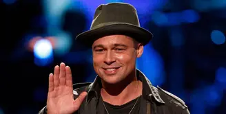 Brad Pitt dan Angelina Jolie sempat diberitakan mantap untuk bersatu lagi. Namun ternyata berita tersebut hanya sekedar hoax, dan justru yang sebenarnya terjadi saat ini Pitt semakin tertekan. (AFP/Kevin Winter)