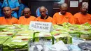 Lima dari delapan tersangka penyelundup 44 bungkus narkotika jenis sabu diperlihatkan saat rilis di Jakarta, Kamis (20/7). BNN menyita 44 bungkus sabu seberat 45,59 kg dari delapan orang tersangka. (Liputan6.com/Helmi Fithriansyah)