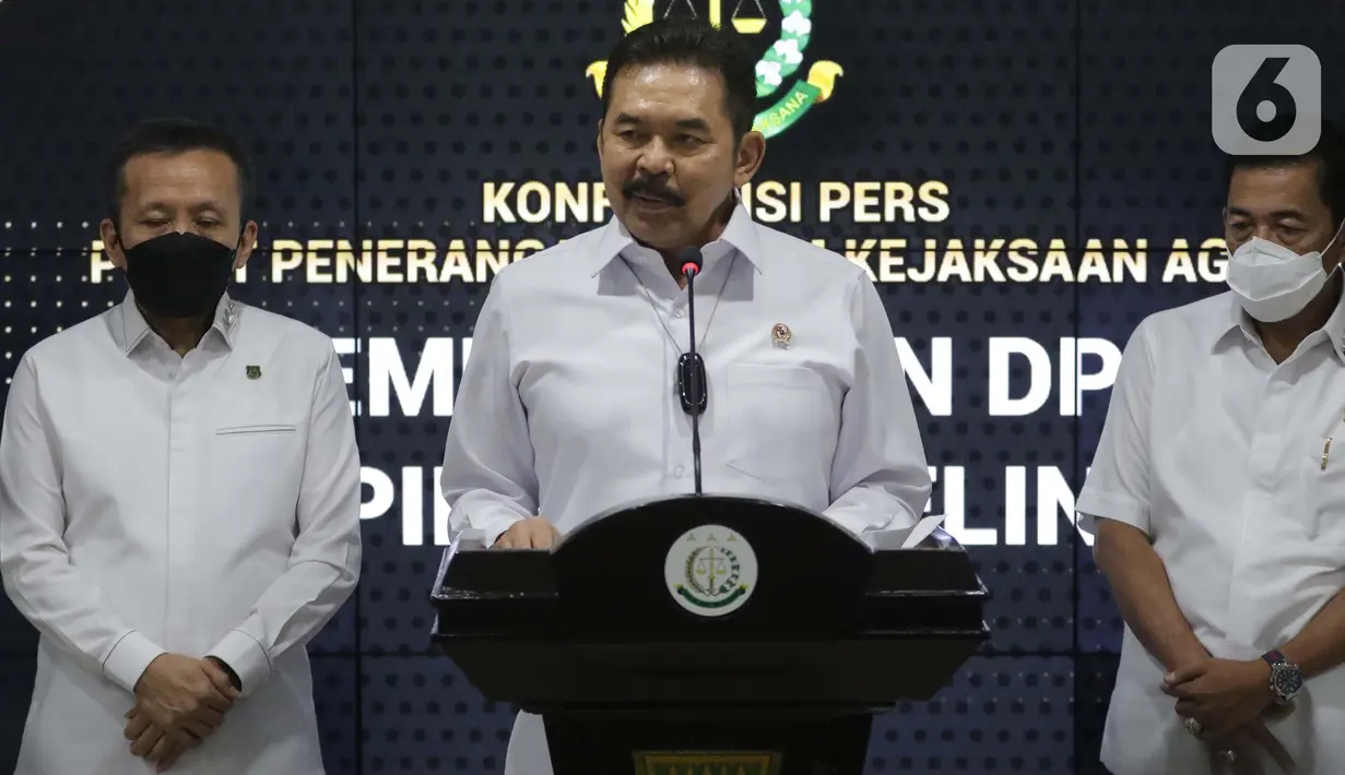 Jaksa Agung, S Burhanuddin (tengah) saat rilis pemulangan terpidana kasus pembalakan liar dan perusakan alam, Adelin Lis di Kejaksaan Agung, Jakarta, Sabtu (19/6/2021). Adelin Lis ditangkap di Singapura dan dipulangkan ke Indonesia setelah buron 13 tahun. (Liputan6.com/Helmi Fithriansyah)