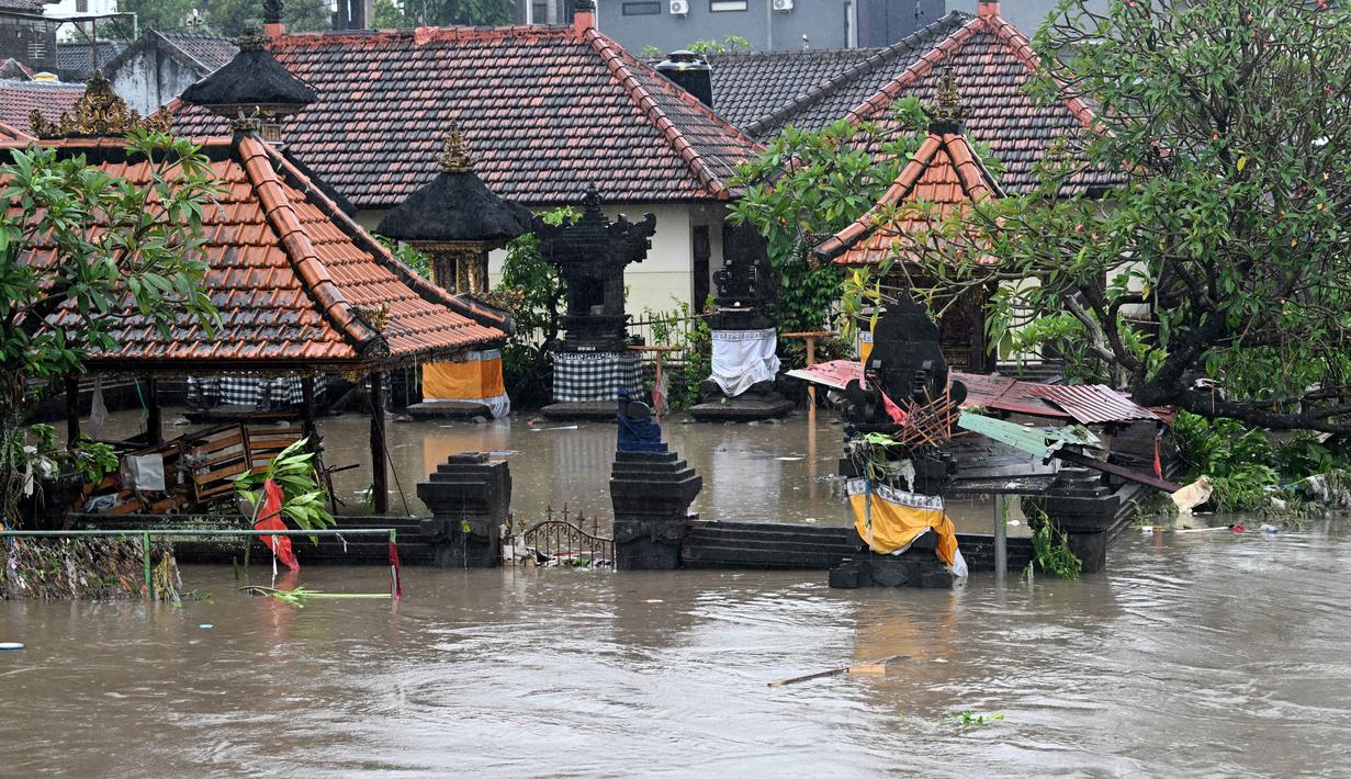 Sebuah kuil Hindu terendam banjir akibat hujan deras di Denpasar, Bali, pada Rabu 10 September 2025. (SONNY TUMBELAKA/AFP)