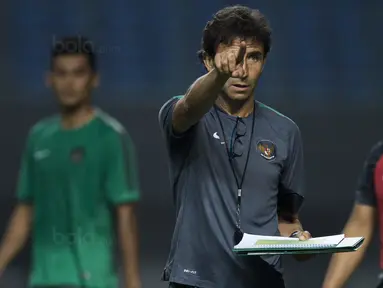 Pelatih Timnas Indonesia, Luis Milla, memberikan instruksi saat latihan di Stadion Patriot, Bekasi, Senin (2/10/2017). Latihan ini merupakan persiapan jelang laga persahabatan melawan Kamboja. (Bola.com/Vitalis Yogi Trisna)