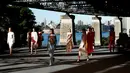 Sejumlah model berpose saat memperagakan busana Manning Cartell di bawah jembatan Sydney Harbour Bridge dalam acara Australian Fashion week, 17 Mei 2016. (REUTERS/Jason Reed)
