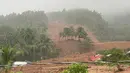 Rumah-rumah terkubur dalam lumpur setelah tanah longsor melanda Desa Bunga di Kota Baybay, Provinsi Leyte Selatan, Filipina, 11 April 2022. Tanah longsor terjadi setelah hujan lebat yang dibawa oleh badai tropis Agaton. (Hannah Cala Vitangcol/AFP)