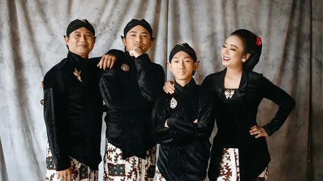 5 Gaya Pemotretan Terbaru Keluarga Soimah dengan Baju Adat Jawa Ini Banjir Pujian