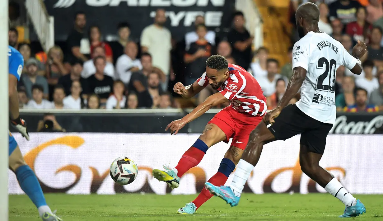 Penyerang  Atletico Madrid, Matheus Cunha menembak bola dari kawalan Bek Valencia, Dimitri Foulquier dalam pertandingan lanjutan La Liga Spanyol di stadion Mestalla di Valencia (30/8/2022). Atletico Madrid menang tipis atas tuan rumah Valencia 1-0. (AFP/Jose Jordan)