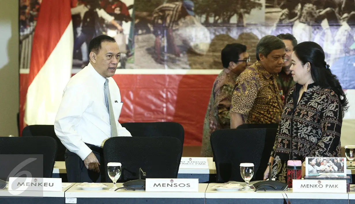 Menko PMK, Puan Maharani usai melakukan rapat koordinasi di Kementerian PMK, Jakarta, Senin (6/2). Rapat membahas mengenai program bantuan pangan non tunai. (Liputan6.com/Faizal Fanani)
