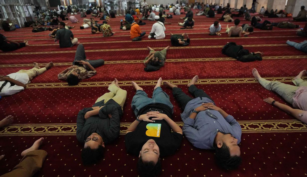 Sebelumnya, Pemerintah melalui sidang isbat yang dilakukan Kementerian Agama (Kemenag) menetapkan awal puasa atau 1 Ramadan 1447 Hijriah disepakati jatuh pada Kamis 19 Februari 2026. Tampak dalam foto, umat Muslim beristirahat setelah salat Jumat pertama bulan puasa Ramadan di Masjid Istiqlal di Jakarta, Jumat 20 Februari 2026. (AP Photo/Tatan Syuflana)