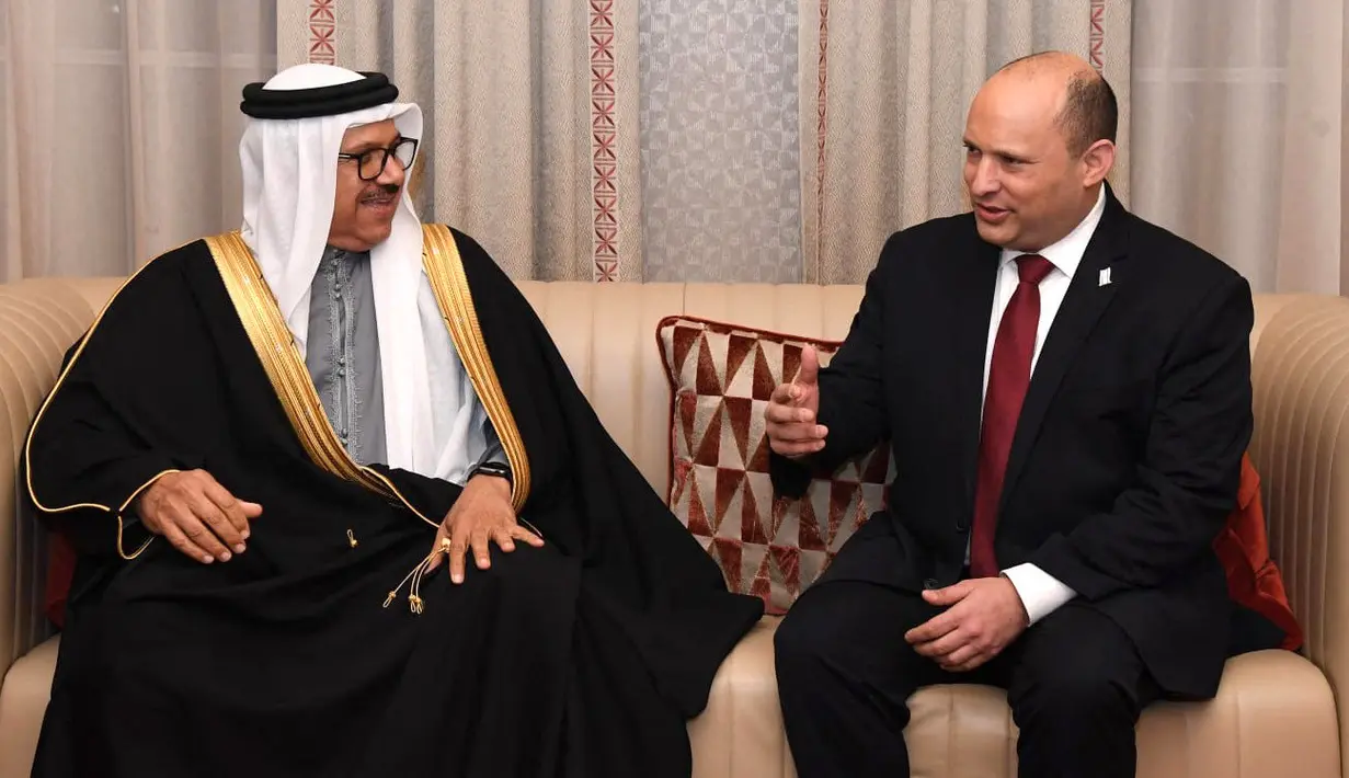 Menteri Luar Negeri Bahrain Abdullatif bin Rashid Al-Zayani menyambut Perdana Menteri Israel Naftali Bennett di bandara Manama pada 14 Februari 2022. Kunjungan itu adalah sejarah karena pertama kali dilakukan oleh PM Israel. (GPO / AFP)