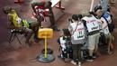 Pelari Jamaika, Usain Bolt (kiri) bercanda dengan Justin Gatlin seusai final lari 200m putra Kejuaraan Dunia Atletik 2015 di Stadion Nasional, Beijing, Tiongkok. (27/8/2015). (Reuters/Kim Kyung-Hoon)