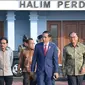 Presiden Jokowi saat tiba di Bandara Halim Perdanakusma. 