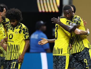 Penyerang Borussia Dortmund (Jerman) asal Guinea Serhou Guirassy (kanan) merayakan gol kedua bersama rekan setimnya selama pertandingan babak 16 besar Piala Dunia Antarklub melawan Monterrey (Meksiko) di Stadion Mercedes-Benz, Atlanta, Amerika Serikat pada 1 Juli 2025 waktu setempat atau Rabu (2/7/2025) pagi WIB. (CHARLY TRIBALLEAU/AFP)