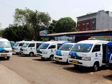 Mobil angkot Jak Lingko terparkir di terminal Grogol, Jakarta Barat, Jum'at (28/7/2023).(Liputan6.com/Johan Tallo)