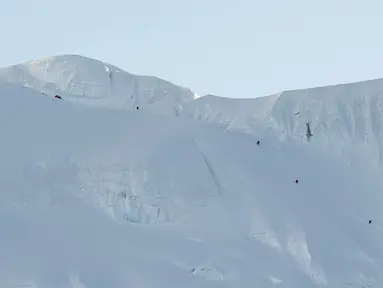 Tim pembangunan jalan membuat rute menuju sebuah kamp pada ketinggian 7.028 meter di Gunung Qomolangma atau Gunung Everest di Daerah Otonom Tibet, China, Minggu (10/5/2020). China memulai babak baru pengukuran ketinggian Gunung Everest pada 30 April lalu. (Xinhua/Sun Fei)