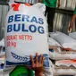 Pekerja memindahkan beras ketika bongkar muat beras bulog di gudang PT Food Station Tjipinang Jaya, Jakarta Timur, Jumat (3/2/2023). Untuk menstabilisasi Pasokan dan Harga Pangan (SPHP), Perum BULOG akan menyaluran beras SPHP di Pasar Induk Beras Cipinang dari 13 ribu menjadi 30 ribu ton,dengan harga paling tinggi sebesar Rp. 8.900. (Liputan6.com/Angga Yuniar)