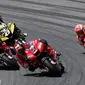 Pembalap Ducati asal Italia, Danilo Petrucci memimpin balapan Grand Prix MotoGP Italia di sirkuit Mugello, Italia (2/6/2019). Petrucci mencatatkan waktu 41 menit 33,794 detik. Dia unggul 0,043 detik dari Marc Marquez dan Andrea Dovizioso dengan catatan waktu 0,338 detik. (AP Photo/Antonio Calanni)