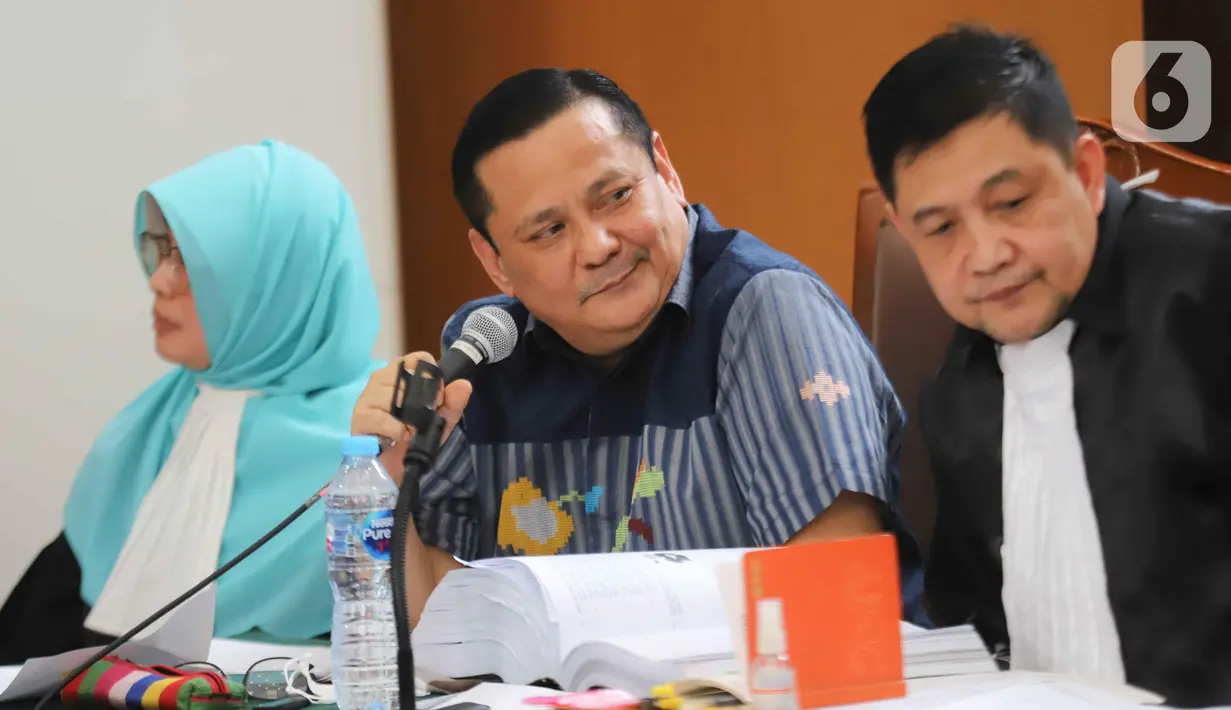 Terdakwa Irjen Napoleon Bonaparte saat menjalani sidang lanjutan dengan kasus dugaan penganiyaan terhadap M Kece di Pengadilan Negeri (PN) Jakarta Selatan, Kamis (23/6/2022). Sidang yang beragendakan pemeriksaan saksi ini menghadirkan M Kece sebagai saksi pelapor. (Liputan6.com/Herman Zakharia)