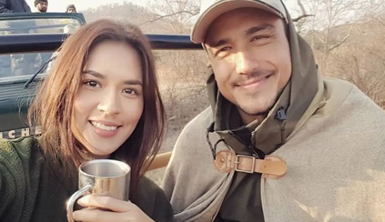 Hamish Daud dan Raisa Andriana bersantai di atas mobil sambil memagang minuman. Hamish menjelaskan alasan utama mereka datang ke India adalah untuk menikmati alam dan melihat harimau Bengal di Ranthambore National Park. (Instagram/hamishdw)