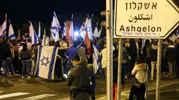 Warga berdemonstrasi menentang gencatan senjata dengan Hamas di Kota Ashkelon Selatan, Israel, Rabu (14/11). Warga ingin militer mengambil tindakan lebih lanjut terhadap Hamas. (JACK GUEZ/AFP)