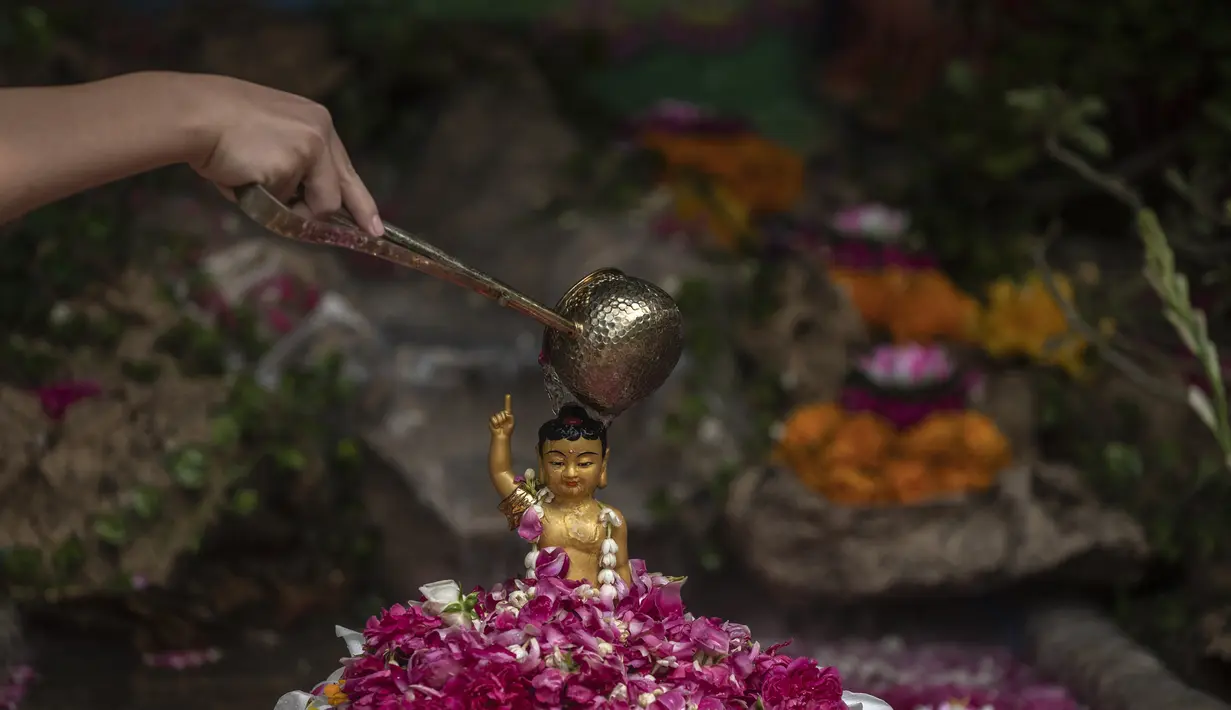 <p>Persiapan menyambut Hari Raya Waisak telah dimulai di Maha Vihara Mojopahit, di Desa Bejijong, Trowulan, Mojokerto, Jawa Timur pada 1 Juni 2023. (AFP/Bagus Saragih)</p>