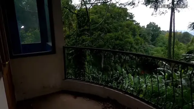 Viral Rumah di Tepi Jurang Terbengkalai 10 Tahun, 7 Potretnya Bikin Merinding