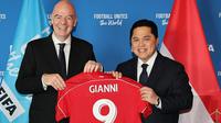 Ketua PSSI, Erick Thohir, memberikan jersey Timnas Indonesia kepada Presiden FIFA, Gianni Infantino, di sela-sela FIFA Executive Football Summit 2025. (Bola.com/Dok.Instagram Gianni Infantino).