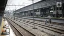 Suasana sepi Stasiun Pasar Senen, Jakarta, Kamis (6/5/2021). Larangan mudik Lebaran 2021 mulai berlaku 6 hingga 17 Mei 2021. (Liputan6.com/Faizal Fanani)