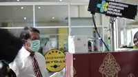 Pemeriksaan panas tubuh penumpang di kedatangan internasional Bandara Sultan Syarif Kasim II Pekanbaru. (Liputan6.com/M Syukur)