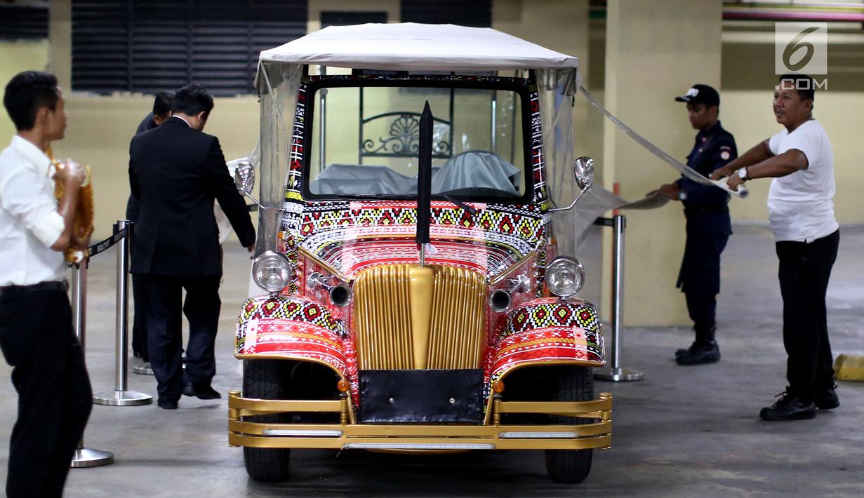 Petugas menyiapkan mobil bercorak Ulos Mandailing yang akan digunakan acara ngunduh mantu Kahiyang-Bobby di Medan, Senin (20/11). Rangkaian acara ngunduh mantu Kahiyang-Bobby akan digelar dari tanggal 19-26 November 2017. (Liputan6.com/JohanTallo)