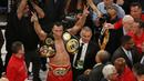 Wladimir Klitschko merayakan keberhasilannya mempertahankan gelar juara usai menang angka dari Bryant Jennings di Madison Square Garden, Minggu (26/4/2015). (AP Photo/Frank Franklin II)