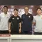 Pelatih Brisbane Roar, Michael Valkanis (dua dari kanan), pelatih Persija Jakarta Shin Tae-yong (dua dari kiri), dan Rizky Ridho (kiri) pada konferensi pers di Jakarta International Stadium menjelang laga uji coba kedua tim, Jumat (28/8/2028). (Bola.com/Muhammad Adi Yaksa)