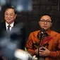 Ketua MPR, Zulkifli Hasan (kanan) bersama Ketua Parlemen China, Yu Zhengsheng memberikan keterangan Persnya usai melakukan pertemuan tertutup di Kompleks Parlemen MPR/DPR, Jakarta, Senin (27/7/2015). (Liputan6.com/Johan Tallo)