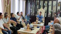Walikota Cirebon Nashrudin Azis memimpin rapat koordinasi terkait penanganan pencegahan peredaran virus corona covid-19. Foto (Liputan6.com / Panji Prayitno)