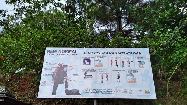 Papan alur pelayanan New Normal di Gunung Api Purba. | Foto: Laudia Tysara