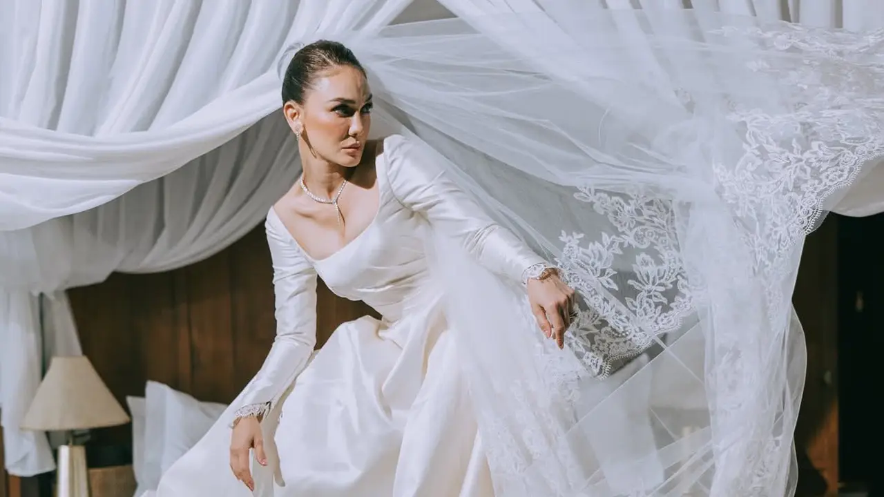 Desainer Tanah Air di Balik Gaun Pengantin Viral Artis Indonesia